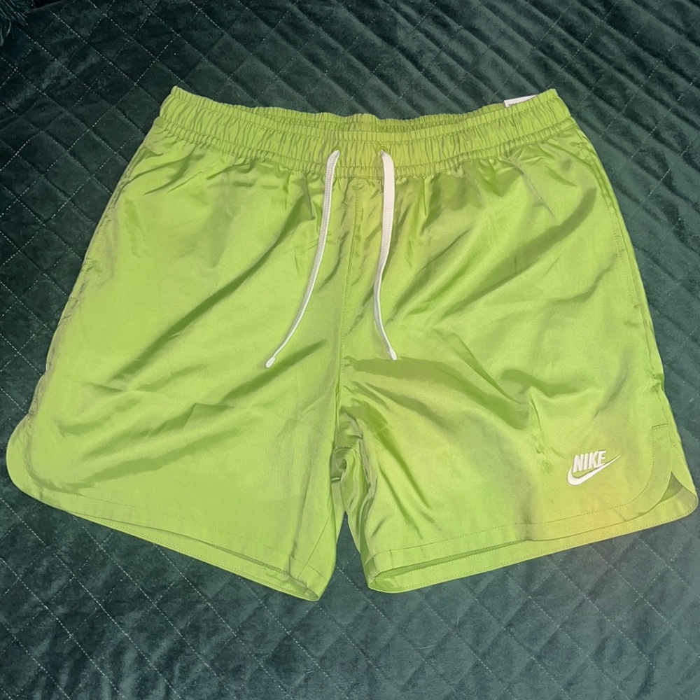 Nike Men’s Medium Lime Green Above Knee Standard Fit Athletic Shorts